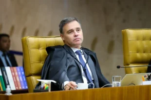 Mendonça com partido: ministro nega pedido para remover vídeo em que Flávio Bolsonaro associa o PT a facções criminosas