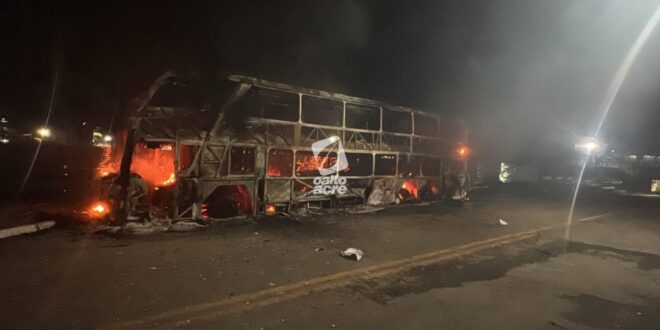 Jovem de 18 anos é preso por incendiar veículos durante a madrugada