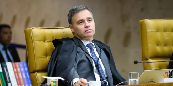 Mendonça com partido: ministro nega pedido para remover vídeo em que Flávio Bolsonaro associa o PT a facções criminosas