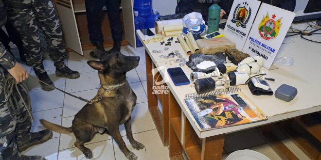 Dupla é presa com drogas e materiais usados no tráfico