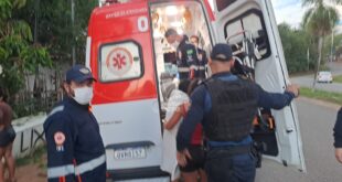 Abre a cabeça da mulher a cacetadas e foge; polícia está no encalço