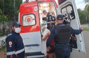 Abre a cabeça da mulher a cacetadas e foge; polícia está no encalço