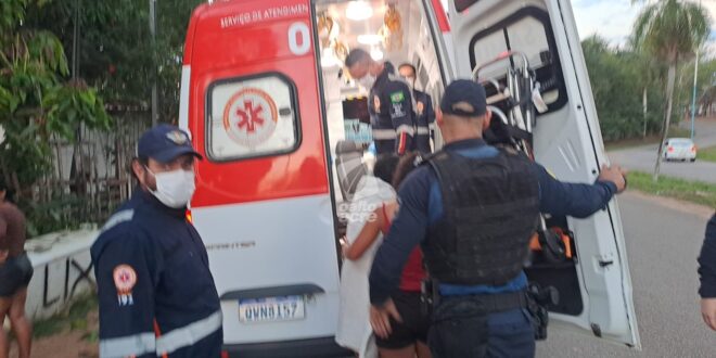 Abre a cabeça da mulher a cacetadas e foge; polícia está no encalço