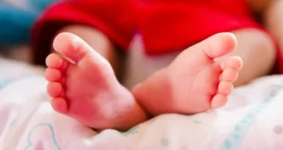 Bebê de 50 dias é internada com múltiplas fraturas; pais são presos