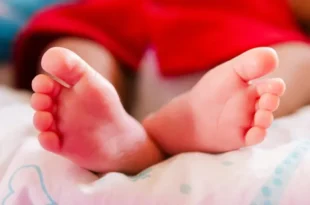 Bebê de 50 dias é internada com múltiplas fraturas; pais são presos