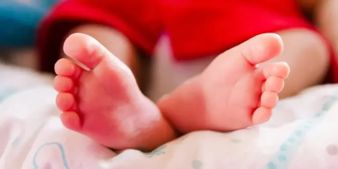 Bebê de 50 dias é internada com múltiplas fraturas; pais são presos