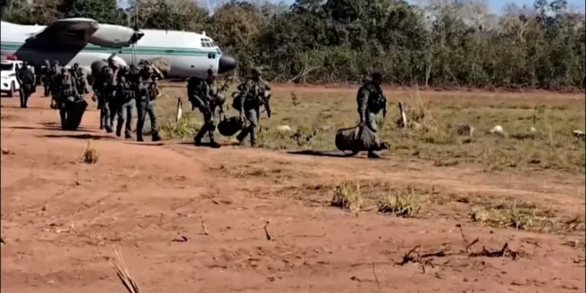 Bolívia envia mais de 200 militares à fronteira com o Brasil por causa de guerra entre PCC e CV