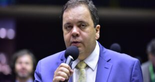 Vai ver é flicts: Elmar Nascimento já foi branco, pardo e agora é preto