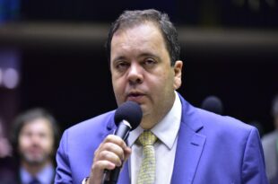 Vai ver é flicts: Elmar Nascimento já foi branco, pardo e agora é preto