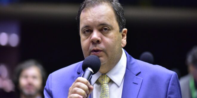 Vai ver é flicts: Elmar Nascimento já foi branco, pardo e agora é preto