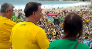 Cansado e com medo, após vaias, Flávio Bolsonaro fala para público reduzido