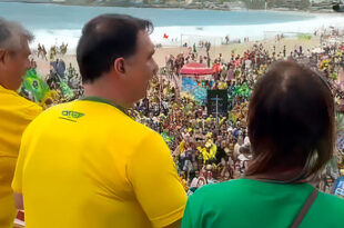 Cansado e com medo, após vaias, Flávio Bolsonaro fala para público reduzido