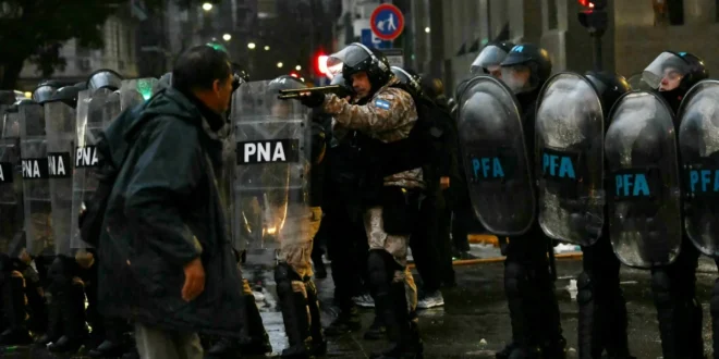 Protesto contra projeto de lei em favor propriedade privada termina em confronto na Argentina
