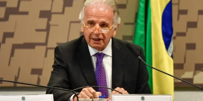 Múcio descobriu que é mais fácil ligar para Valdemar do que comandar militares