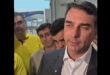 Os dois ficaram mal mas Flávio Bolsonaro culpa Nikolas Ferreira por ato flopado em BH