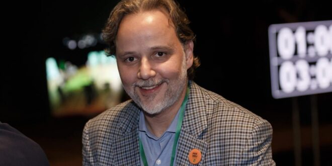 “Ninguém está acima da lei”, diz Marco Aurélio Carvalho após reunião secreta entre Mendonça e Vorcaro