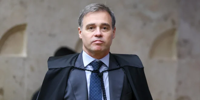 Humilhado: André Mendonça é chamado de pixuleco e boneco eleitoral, pelos outros ministros
