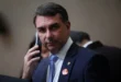 A lei não alcança: site de fake news, ligado a Flávio Bolsonaro, que alimenta as publicações do PL, continua atuando