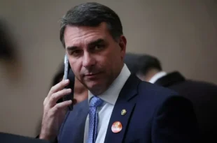 A lei não alcança: site de fake news, ligado a Flávio Bolsonaro, que alimenta as publicações do PL, continua atuando
