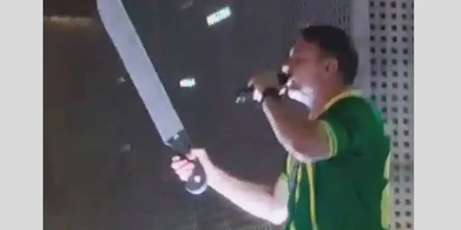 Vale para o vice? Flávio Bolsonaro brande facão falso em defesa da castração química para estupradores