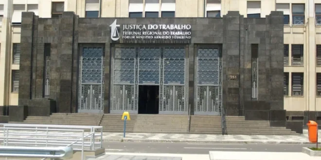 Justiça: cultos evangélicos no trabalho violam a neutralidade religiosa e geram pressão sobre empregados