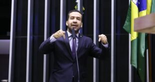André Mendonça afasta quem o estava investigando e quem prendeu Vorcaro
