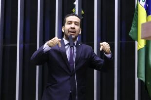 André Mendonça afasta quem o estava investigando e quem prendeu Vorcaro