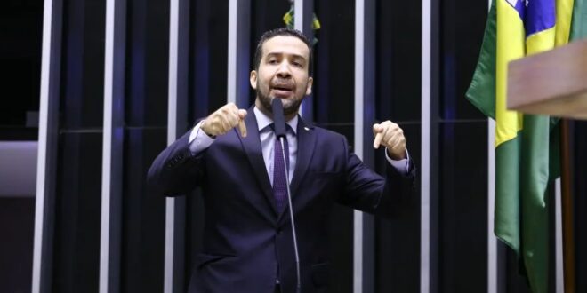 André Mendonça afasta quem o estava investigando e quem prendeu Vorcaro