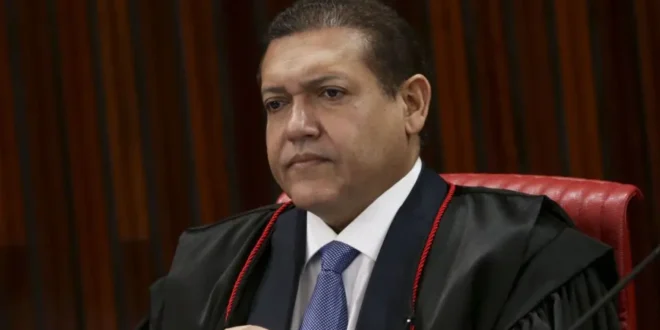Politicagem no TSE? Kassio tira do ar vídeo que liga Flávio Bolsonaro ao Master e mantém o que associa Lula a crime