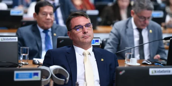 Iguais se aproximam: apoiar Flávio Bolsonaro é ser conivente com a corrupção e a lavagem de dinheiro