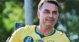Liberdade à la Bukele: Flávio Bolsonaro pede prisão de jornalista da Secom por posts sobre Nossa Senhora