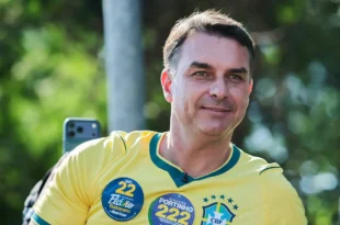 Liberdade à la Bukele: Flávio Bolsonaro pede prisão de jornalista da Secom por posts sobre Nossa Senhora