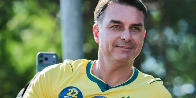 Liberdade à la Bukele: Flávio Bolsonaro pede prisão de jornalista da Secom por posts sobre Nossa Senhora