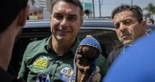 Não acerta uma: Flávio Bolsonaro ergue imagem de Nossa Senhora Aparecida e revolta evangélicos