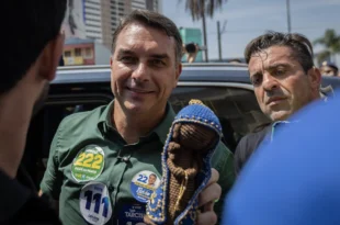 Não acerta uma: Flávio Bolsonaro ergue imagem de Nossa Senhora Aparecida e revolta evangélicos