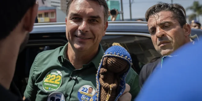 Não acerta uma: Flávio Bolsonaro ergue imagem de Nossa Senhora Aparecida e revolta evangélicos