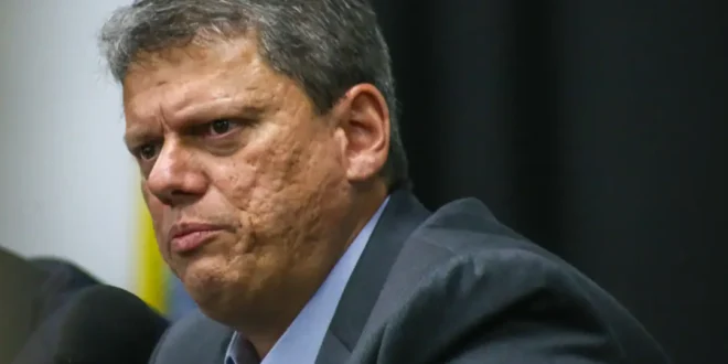Tarcísio não cumpre a lei de tratamento ao câncer no SUS