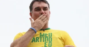 É família tradicional conservadora, estúpido: Flávio Bolsonaro tinha “namoradinha” que agenciava garotas de programa, diz ex-sócio