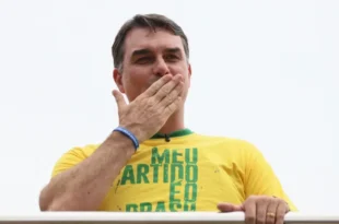 É família tradicional conservadora, estúpido: Flávio Bolsonaro tinha “namoradinha” que agenciava garotas de programa, diz ex-sócio