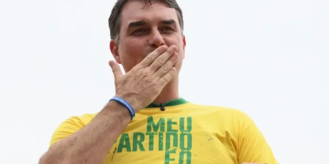 É família tradicional conservadora, estúpido: Flávio Bolsonaro tinha “namoradinha” que agenciava garotas de programa, diz ex-sócio