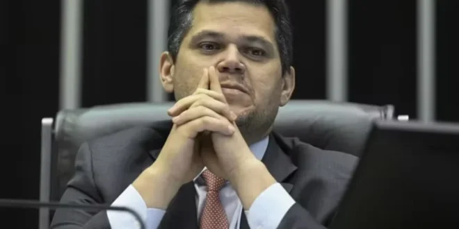 Babado: Alcolumbre é alvo de ação por sigilo sobre visitas de suspeito ligado ao PCC