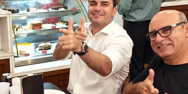Juntos & misturados: Queiroz pede votos para Flávio em meio à reabertura do caso “rachadinha”