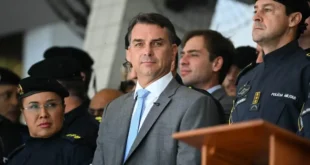 Pego na contradição: Flávio Bolsonaro defende liberdade de expressão, mas campanha acionou TSE 24 vezes