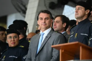 Pego na contradição: Flávio Bolsonaro defende liberdade de expressão, mas campanha acionou TSE 24 vezes