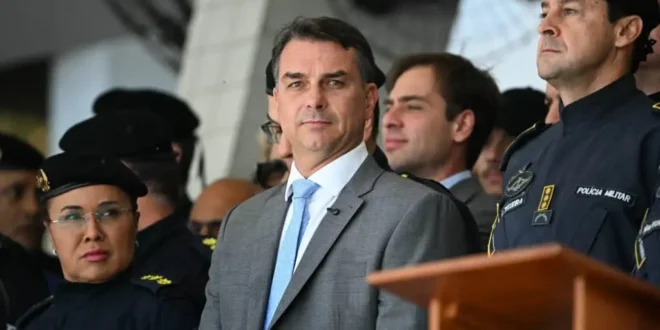 Pego na contradição: Flávio Bolsonaro defende liberdade de expressão, mas campanha acionou TSE 24 vezes