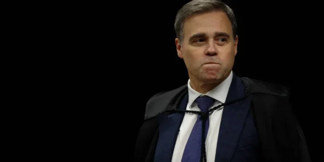 Rápido com a esquerda, vagaroso com a direita: análises de Mendonça variam conforme o perfil dos investigados