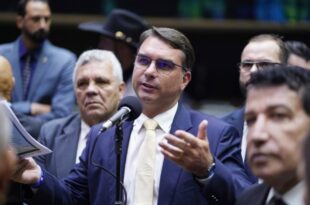 Pobres e trabalhadores não têm motivo para votar no 01: Flávio Bolsonaro tem atuação marcada contra políticas sociais, ambientais e de regulação