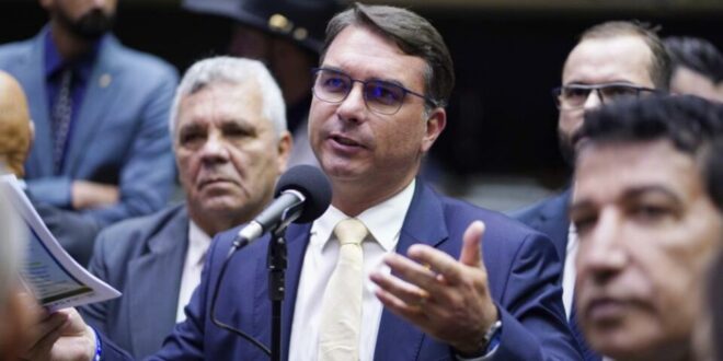 Pobres e trabalhadores não têm motivo para votar no 01: Flávio Bolsonaro tem atuação marcada contra políticas sociais, ambientais e de regulação
