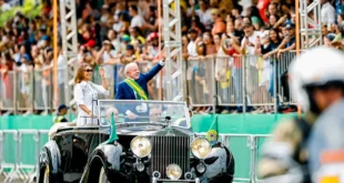 Plateia do desfile de 7 de Setembro em Brasília pede “fim da 6×1”