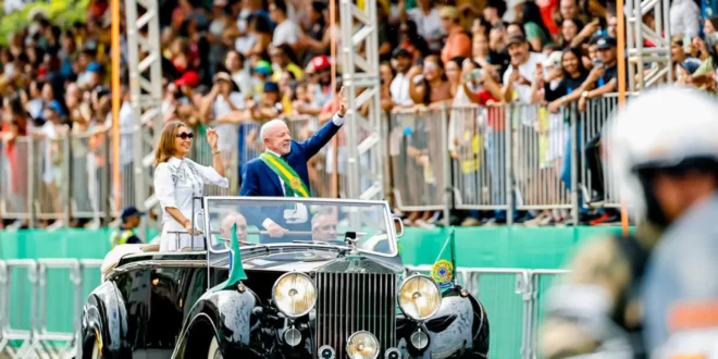 Plateia do desfile de 7 de Setembro em Brasília pede “fim da 6×1”